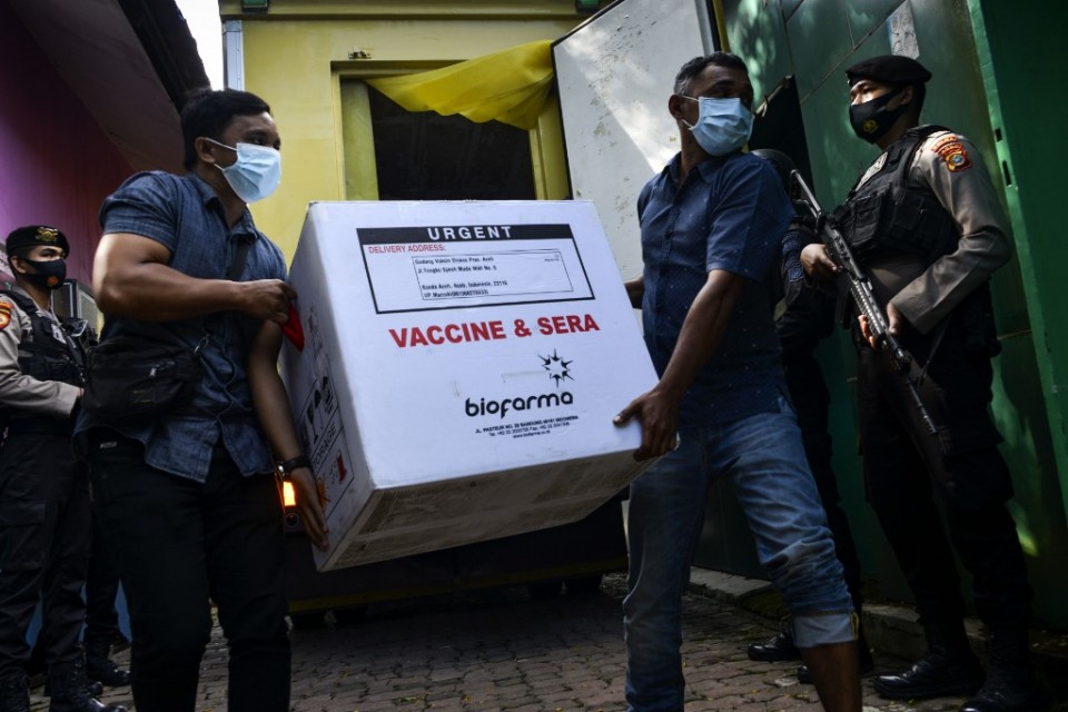 President Widodo gets first Sinovac jab to prove its safety as Indonesia starts mass vaccination